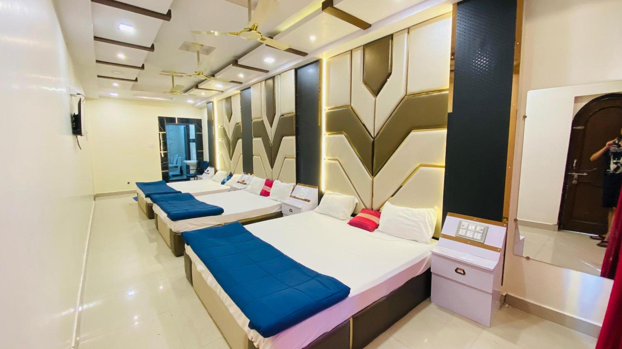 Hotel Mark Ujjain Esterno foto