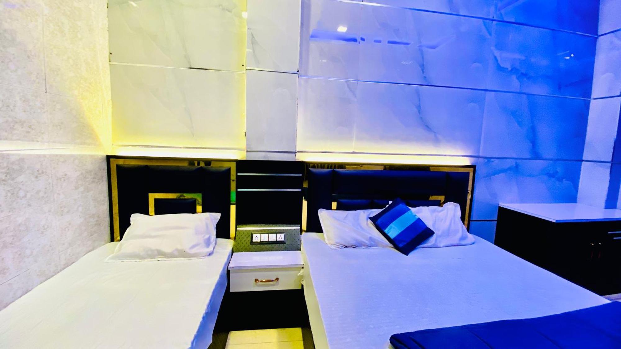 Hotel Mark Ujjain Esterno foto